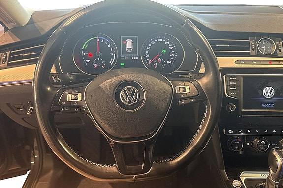 Volkswagen Passat 12 of 19