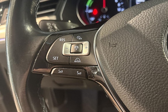Volkswagen Passat 13 of 19