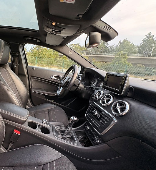 Mercedes-Benz A180 3 of 4