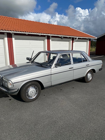 Mercedes-Benz 240 D 3 of 17