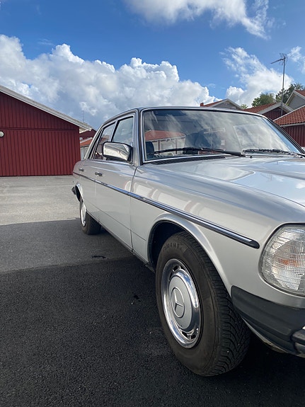 Mercedes-Benz 240 D 2 of 17