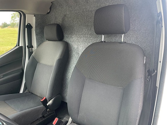 Nissan NV200 10 of 14