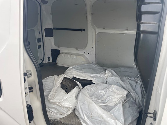 Nissan NV200 8 of 14