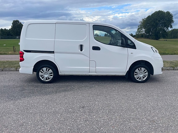 Nissan NV200 2 of 14