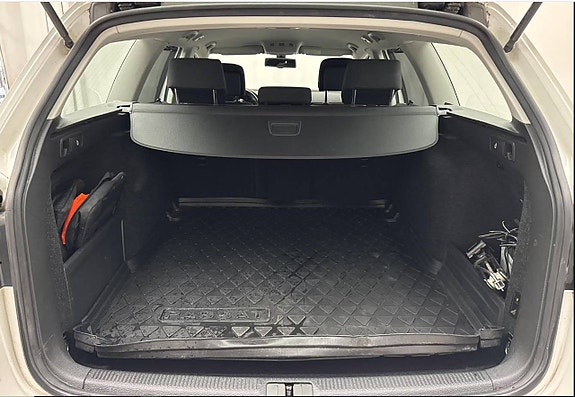 Volkswagen Passat 8 of 13