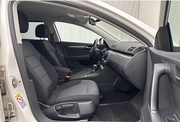 Volkswagen Passat 4 of 13