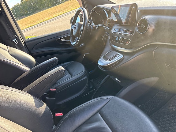 Mercedes-Benz V300 3 of 8