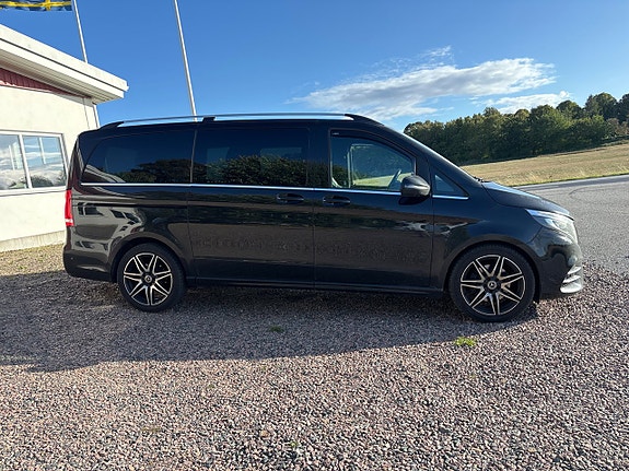 Mercedes-Benz V300 2 of 8
