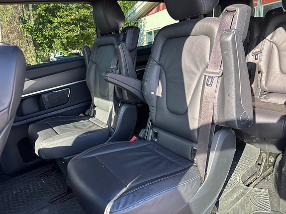 Mercedes-Benz V300 5 of 8