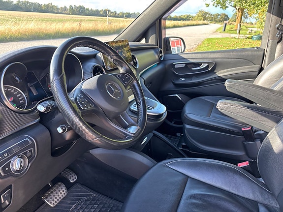 Mercedes-Benz V300 6 of 8