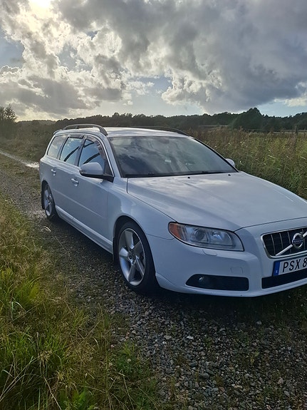 Volvo V70 3 of 7