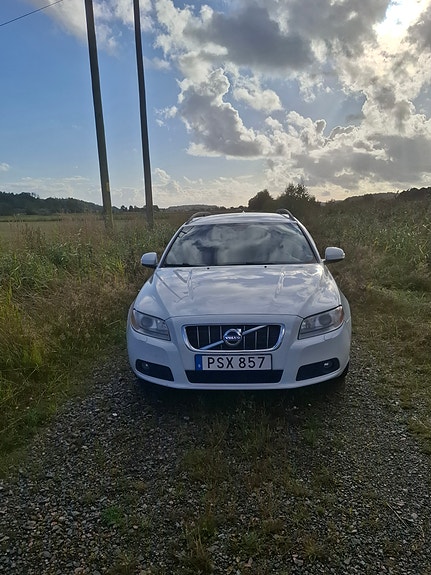 Volvo V70 2 of 7