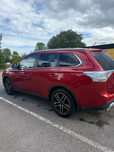 Mitsubishi Outlander 2 of 7