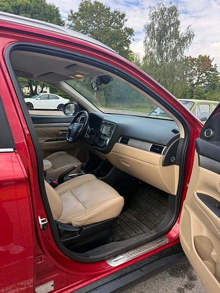 Mitsubishi Outlander 3 of 7