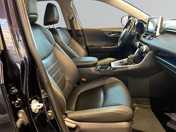 Toyota RAV4 8 of 12