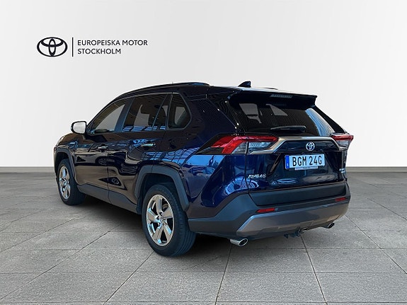 Toyota RAV4 4 of 12