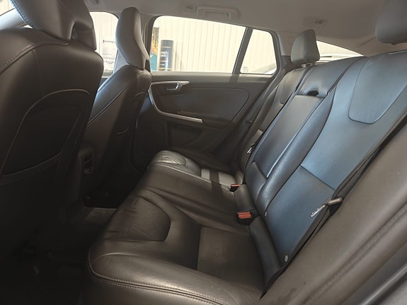 Volvo V60 12 of 16