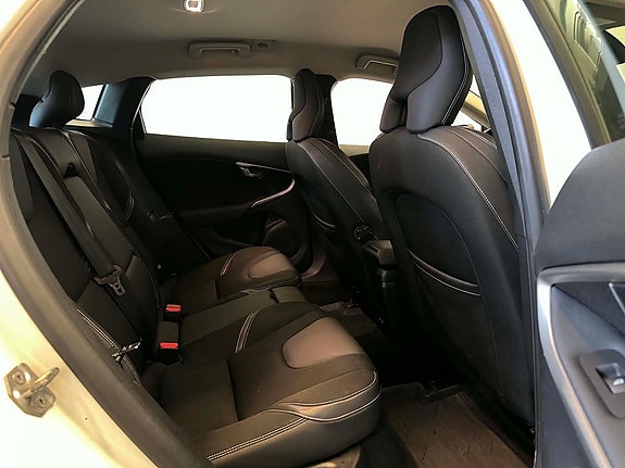Volvo V40 25 of 28