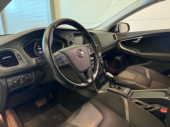 Volvo V40 16 of 28