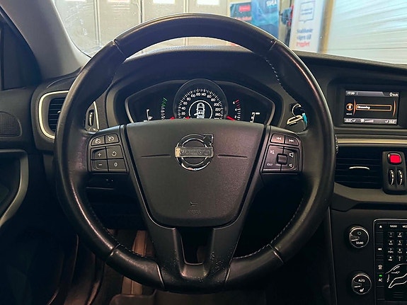 Volvo V40 13 of 28