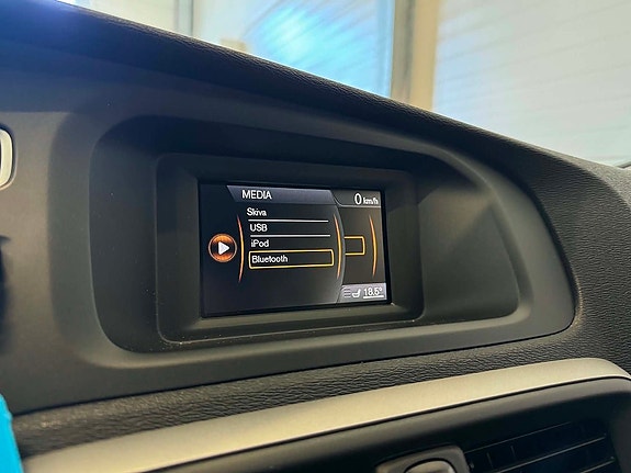 Volvo V40 21 of 28