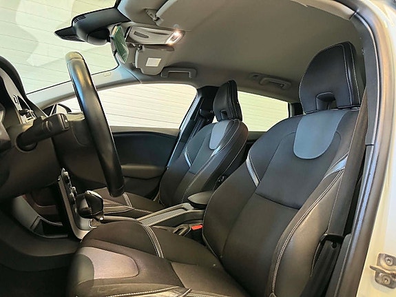 Volvo V40 17 of 28
