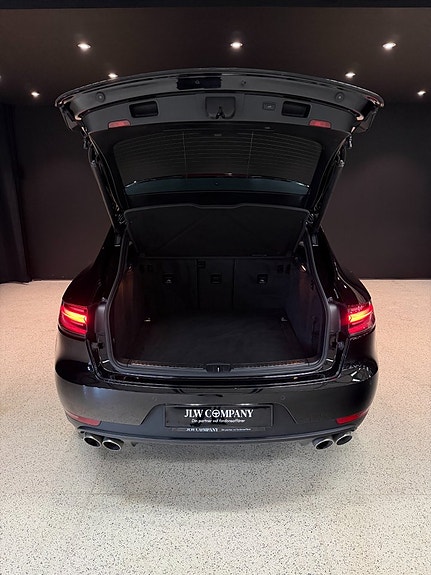 Porsche Macan S 9 of 16