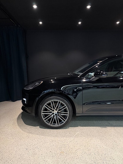 Porsche Macan S 5 of 16