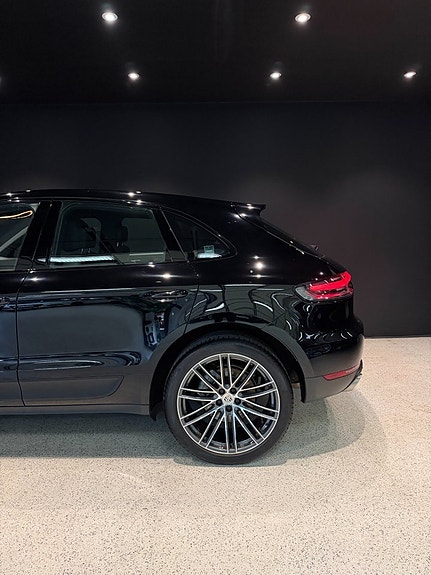 Porsche Macan S 4 of 16