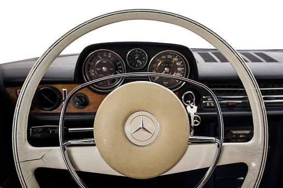Mercedes-Benz W114 11 of 22