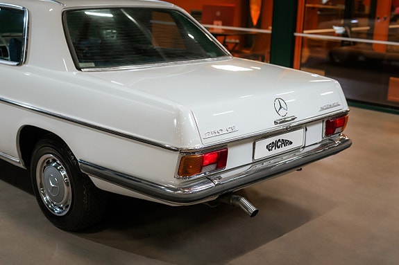 Mercedes-Benz W114 4 of 22