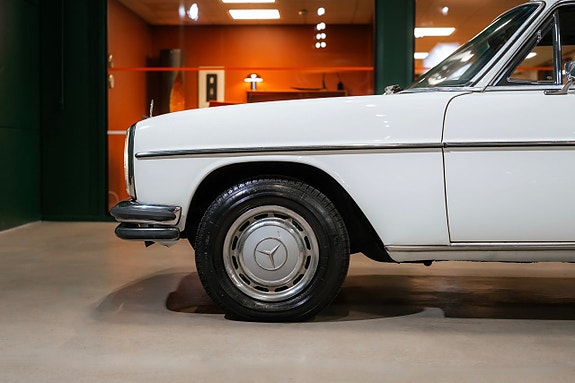 Mercedes-Benz W114 7 of 22