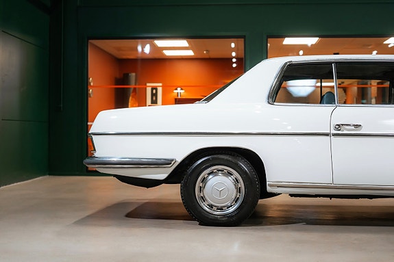 Mercedes-Benz W114 8 of 22
