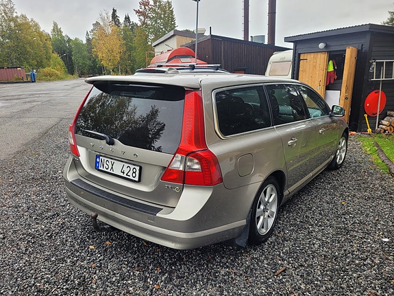 Volvo V70 3 of 9