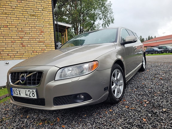 Volvo V70 2 of 9