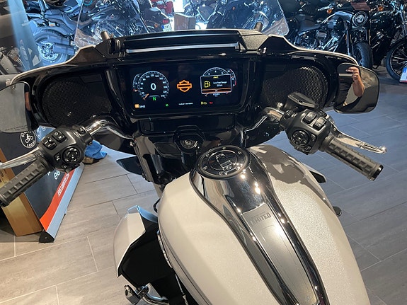 Harley-Davidson STREETGLIDE LIMITED 117 11 of 12