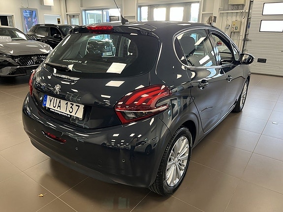 Peugeot 208 3 of 15