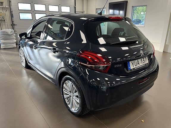 Peugeot 208 2 of 15