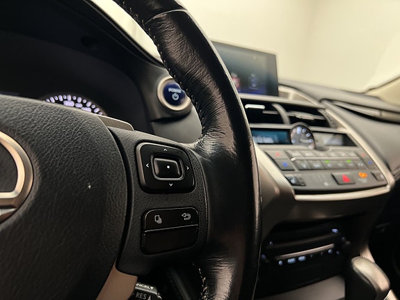 Lexus NX300h 16 of 26