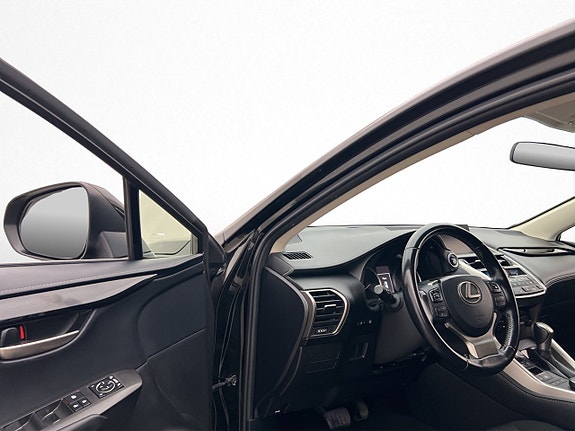 Lexus NX300h 8 of 26
