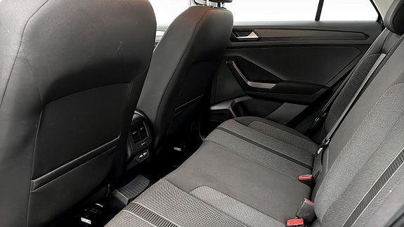 Volkswagen T-Roc 11 of 19