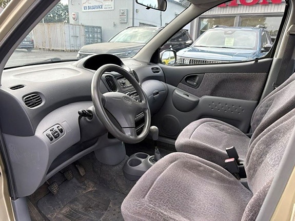 Toyota Yaris Verso 6 of 7
