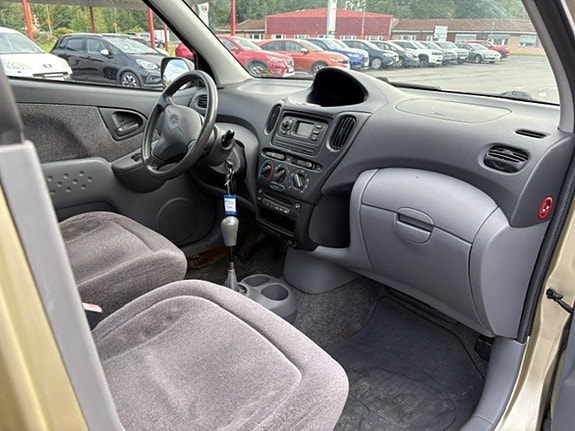 Toyota Yaris Verso 5 of 7