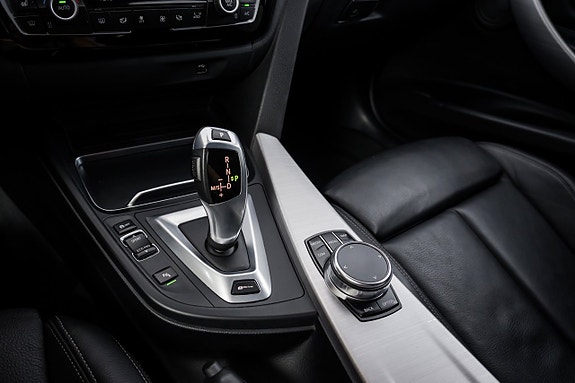 BMW 330e 17 of 28