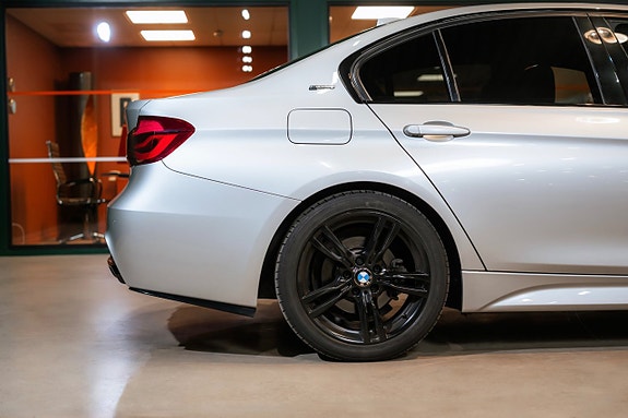BMW 330e 8 of 28