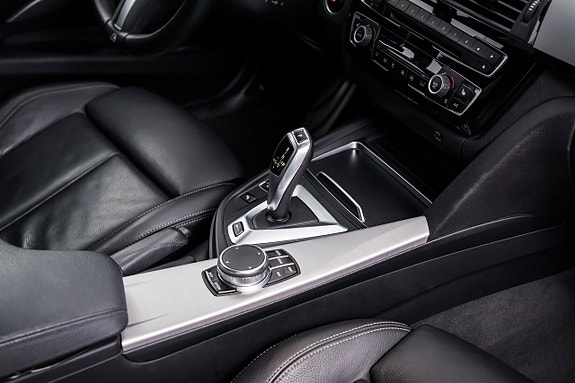 BMW 330e 24 of 28
