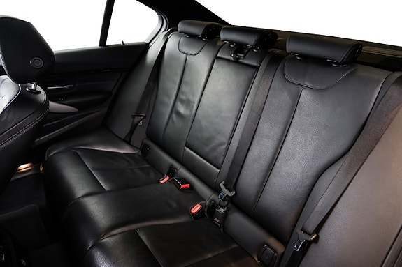 BMW 330e 28 of 28