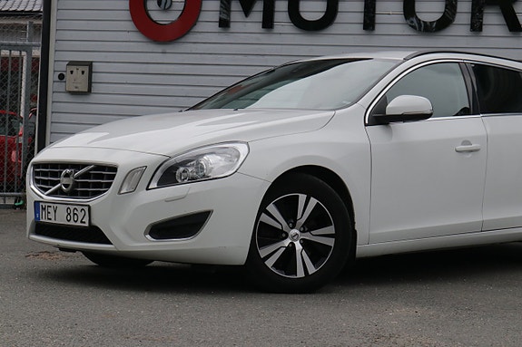 Volvo V60 2 of 15