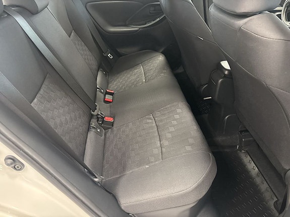 Toyota Yaris 9 of 15
