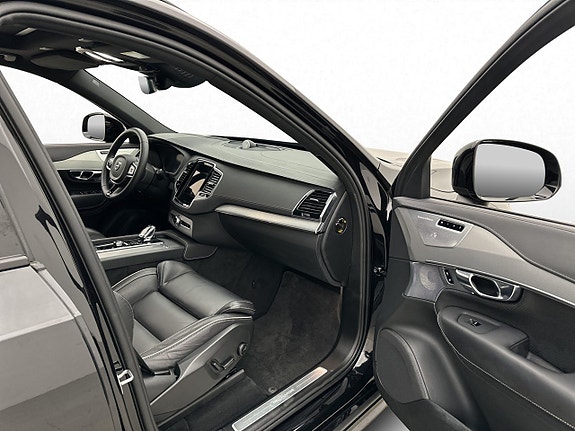 Volvo XC90 30 of 30